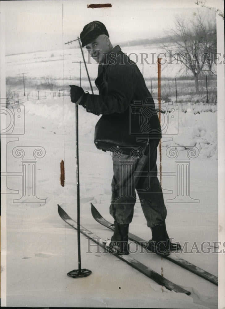 Load image into Gallery viewer, 1940 Press Photo Dr. R.M. Lilley, has been using skis while roads are snowbound
