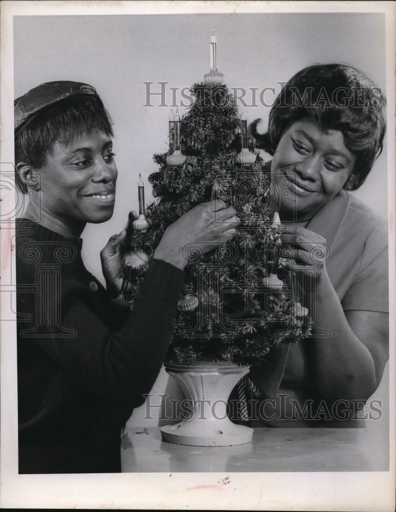 1956 Press Photo Mrs Louise Frazier and Mrs Lena Wynn