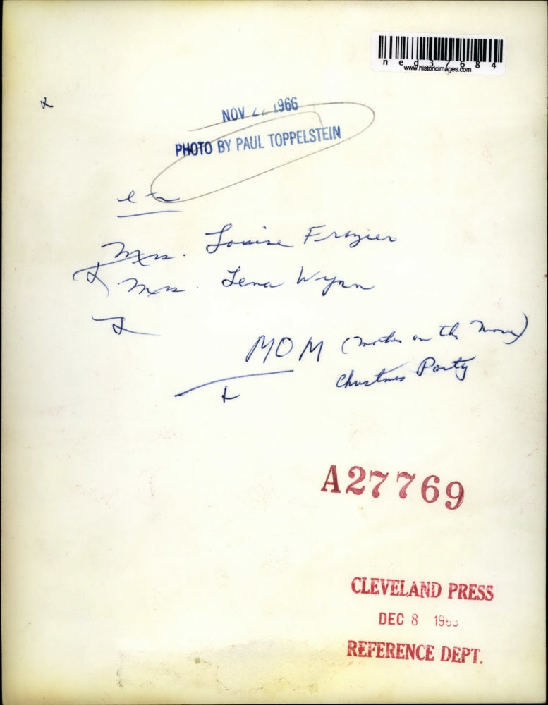 1956 Press Photo Mrs Louise Frazier and Mrs Lena Wynn