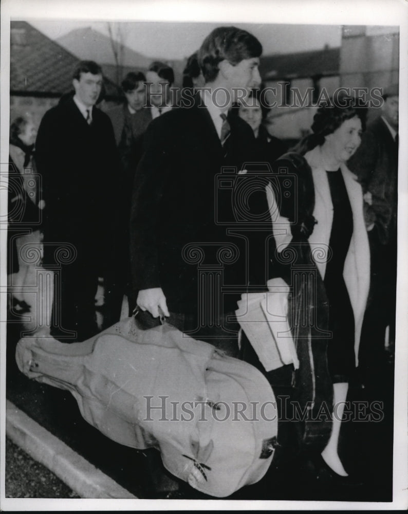 1967 Press Photo Britain's Prince Charles has his cello firmly in hand