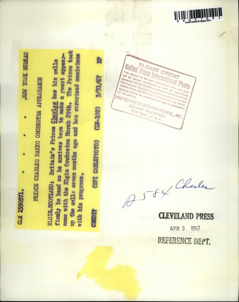 Load image into Gallery viewer, 1967 Press Photo Britain's Prince Charles has his cello firmly in hand
