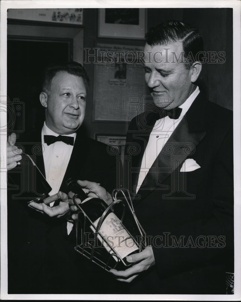 Load image into Gallery viewer, 1960 Press Photo Author Clifton Fadiman and Joseph Ringwalt Jr - ned37692
