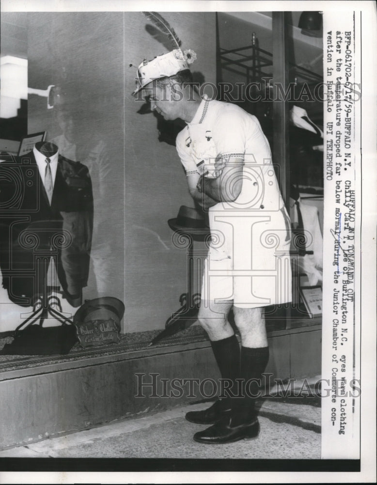 1959 Press Photo Buffalo NY Chilly Carl T Lee of Burlington NC eyes warm