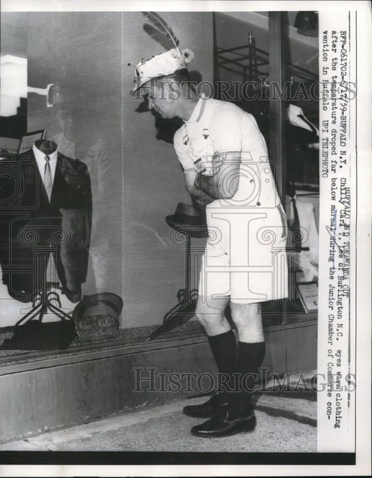 1959 Press Photo Buffalo NY Chilly Carl T Lee of Burlington NC eyes warm