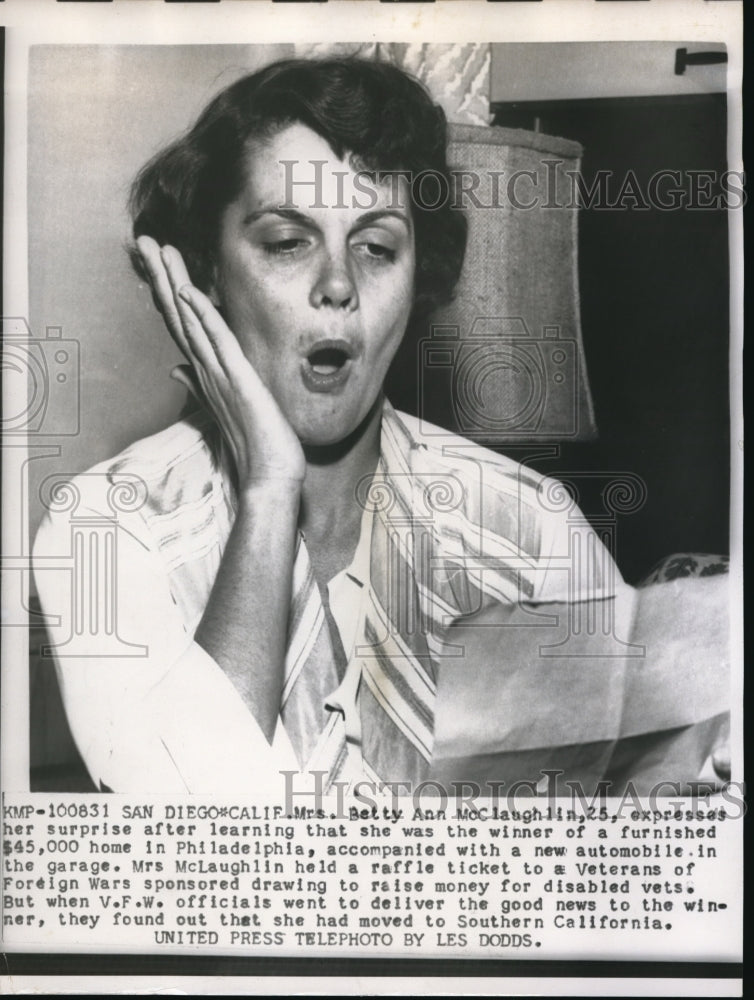 Load image into Gallery viewer, 1955 Press Photo Mrs. Betty Ann Moclaughlin expresses her surprise
