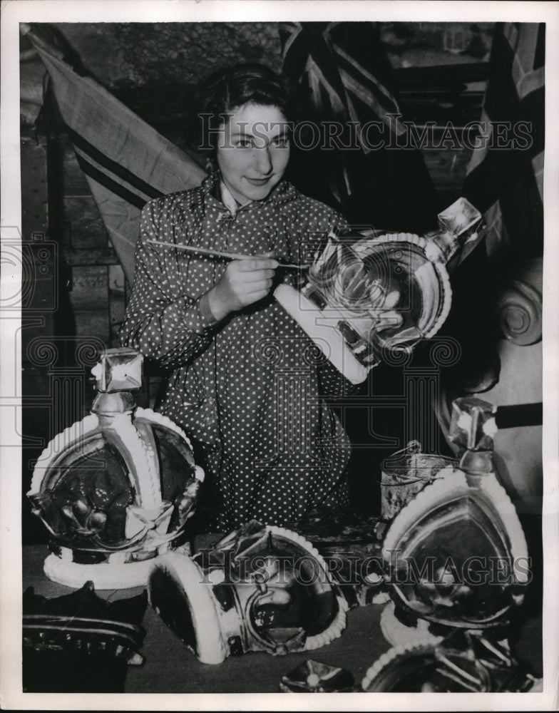 Load image into Gallery viewer, 1952 Press Photo Given a touch of color by JOAN BELLIS
