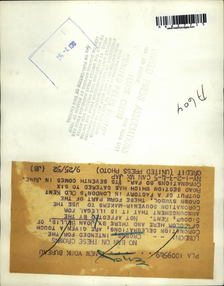 Load image into Gallery viewer, 1952 Press Photo Given a touch of color by JOAN BELLIS
