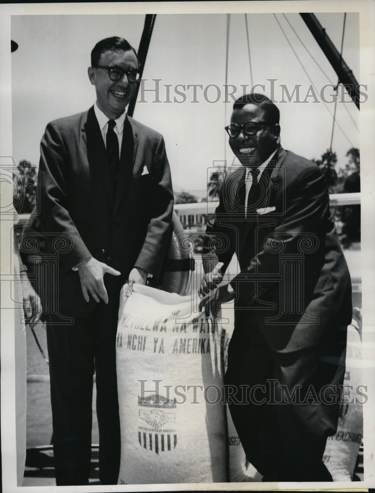 Load image into Gallery viewer, 1962 Press Photo The faces of the United State first ambassador to TANGANYIKA
