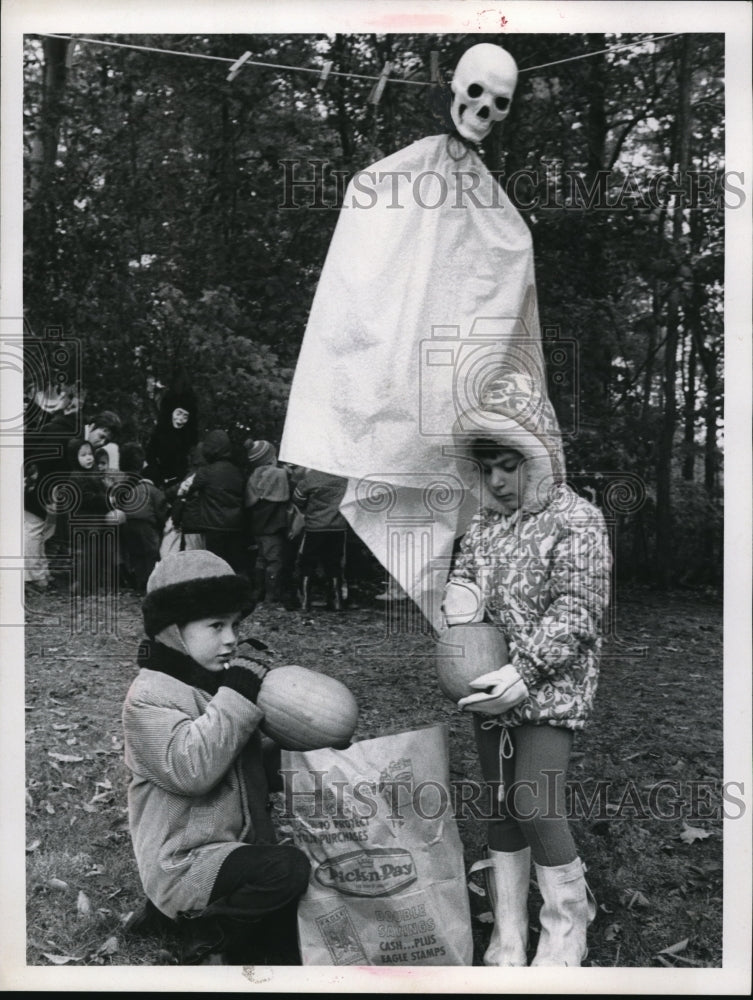 Load image into Gallery viewer, Press Photo Pumpkin Hunters
