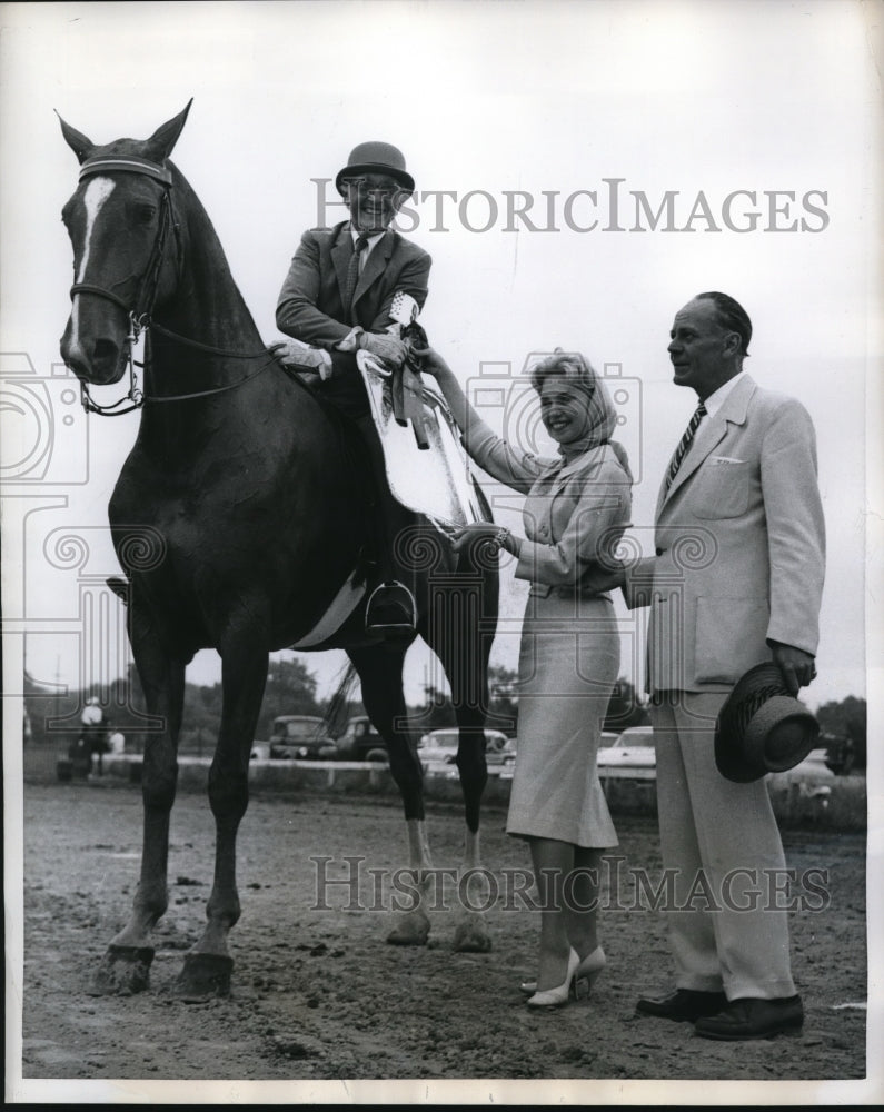 Load image into Gallery viewer, 1959 Press Photo Mrs. Lyon Accepts the First Prize Blue Ribbon - ned37756

