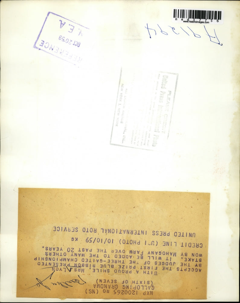 1959 Press Photo Mrs. Lyon Accepts the First Prize Blue Ribbon - ned37756