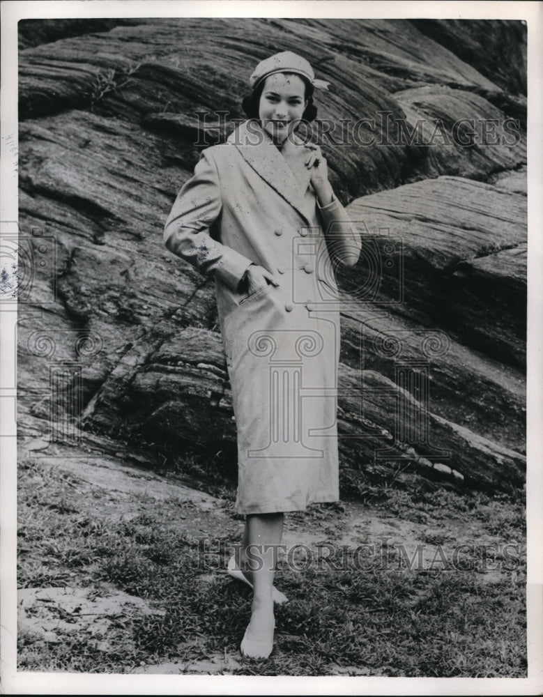 1956 Press Photo The same leather in a creamy shade is used for coat that's