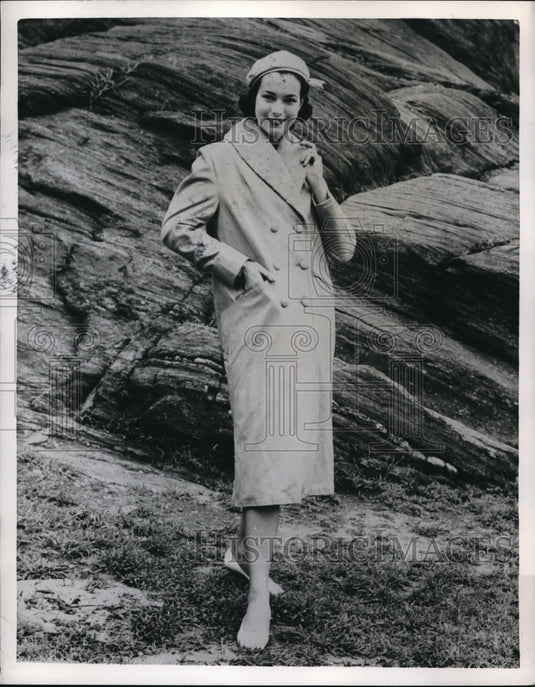1956 Press Photo The same leather in a creamy shade is used for coat that's