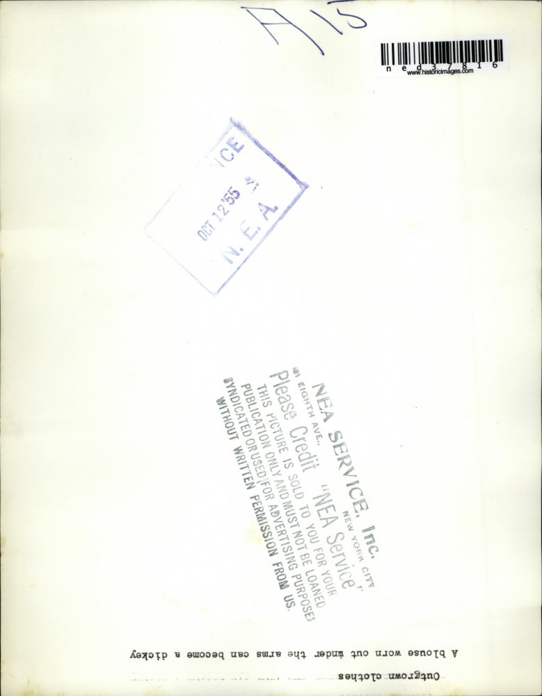 1955 Press Photo A blouse worn out under the arms can become a dickey