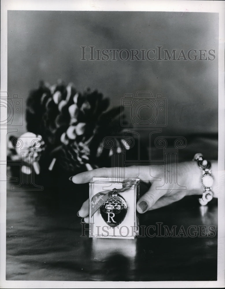 1955 Press Photo A new pine cone bottle is the holiday presentation designed - Historic Images