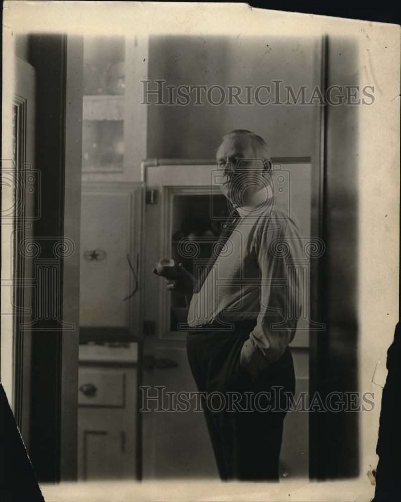 1922 Press Photo John Eating At Night