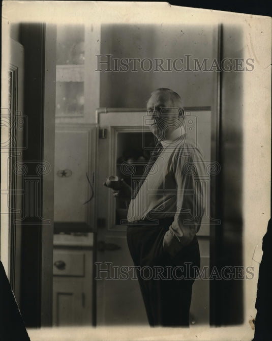 1922 Press Photo John Eating At Night
