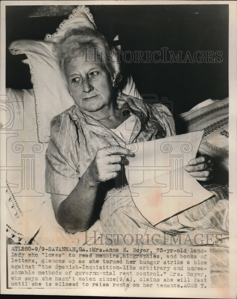 1947 Press Photo Mrs Anne E Boyer, 73 year old land lady who "loves" to read