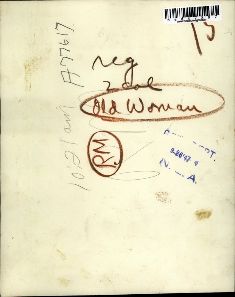 1947 Press Photo Mrs Anne E Boyer, 73 year old land lady who "loves" to read