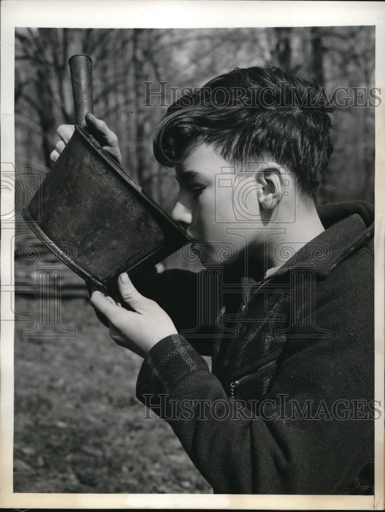 1943 Press Photo Richard Carrol, sampling the product reward for his work and