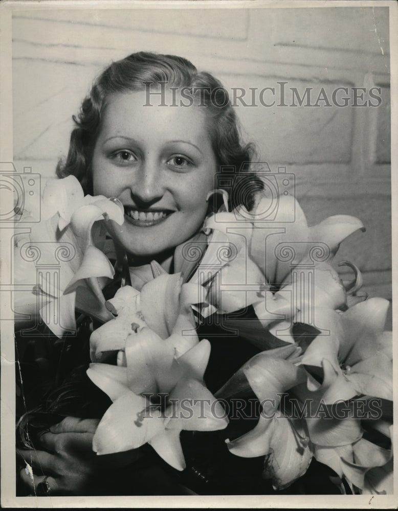 Load image into Gallery viewer, 1939 Press Photo Miss Olga Halamy with Eastee Lilies
