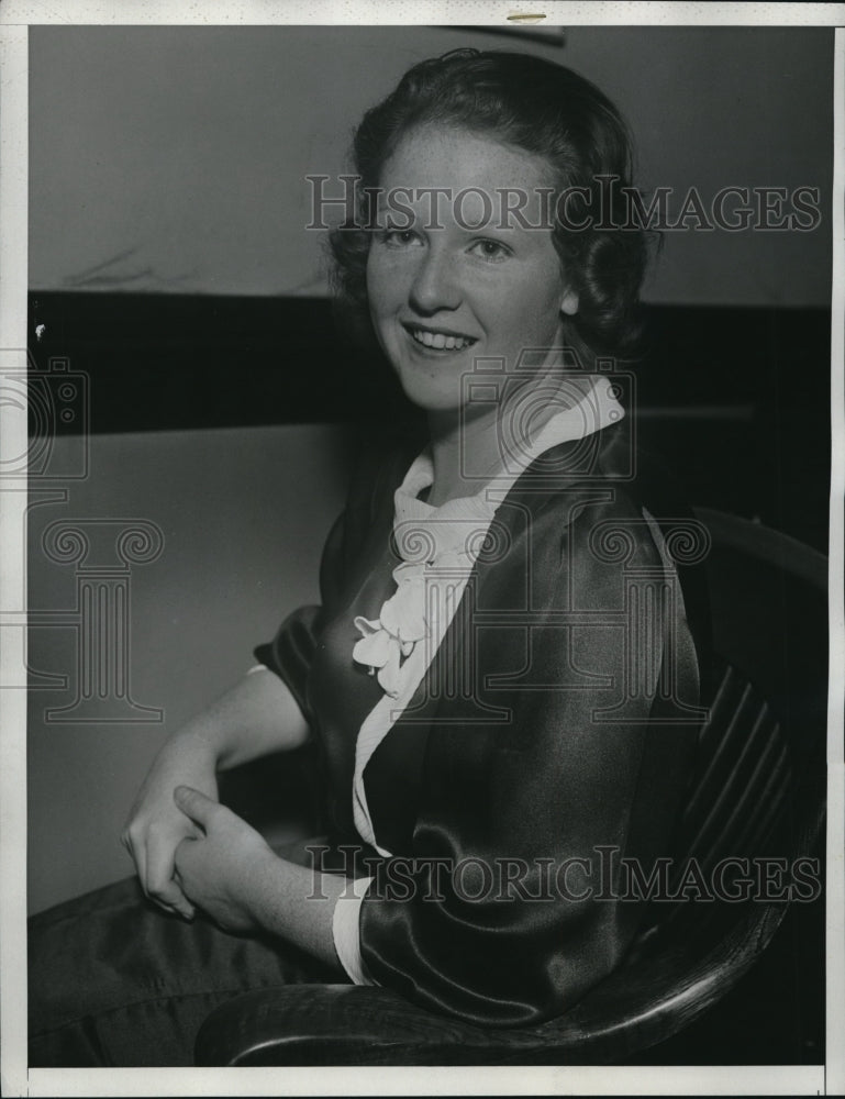 1933 Press Photo Whenever Eleanor Hughes, 18 years old needs money she simply