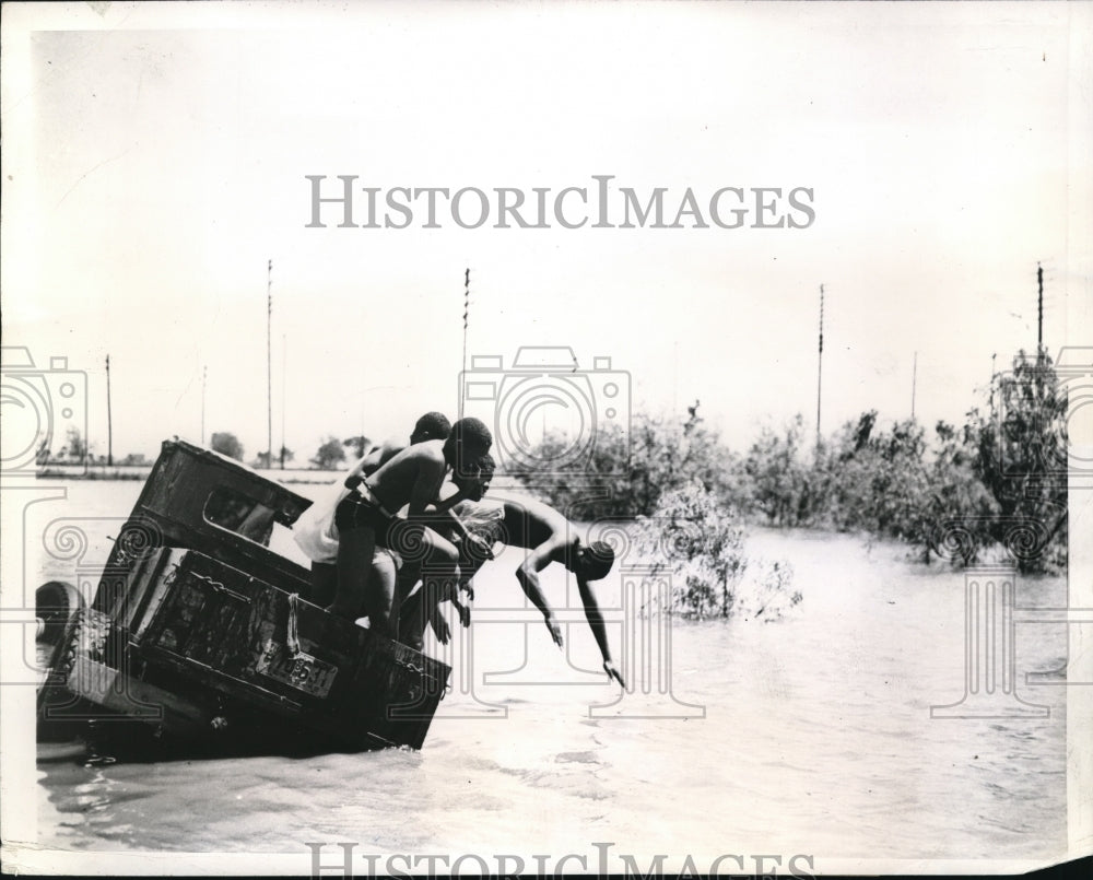 1944 Press Photo A new swimming hole, deep flood water, Brazos River