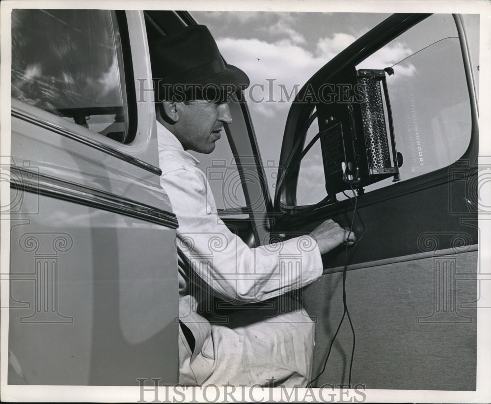 1946 Press Photo Bob Mallow studies the indicated test run of