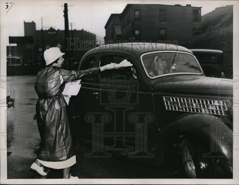 Load image into Gallery viewer, 1937 Press Photo Ford Plant, girl passing phamplet into window - ned37952
