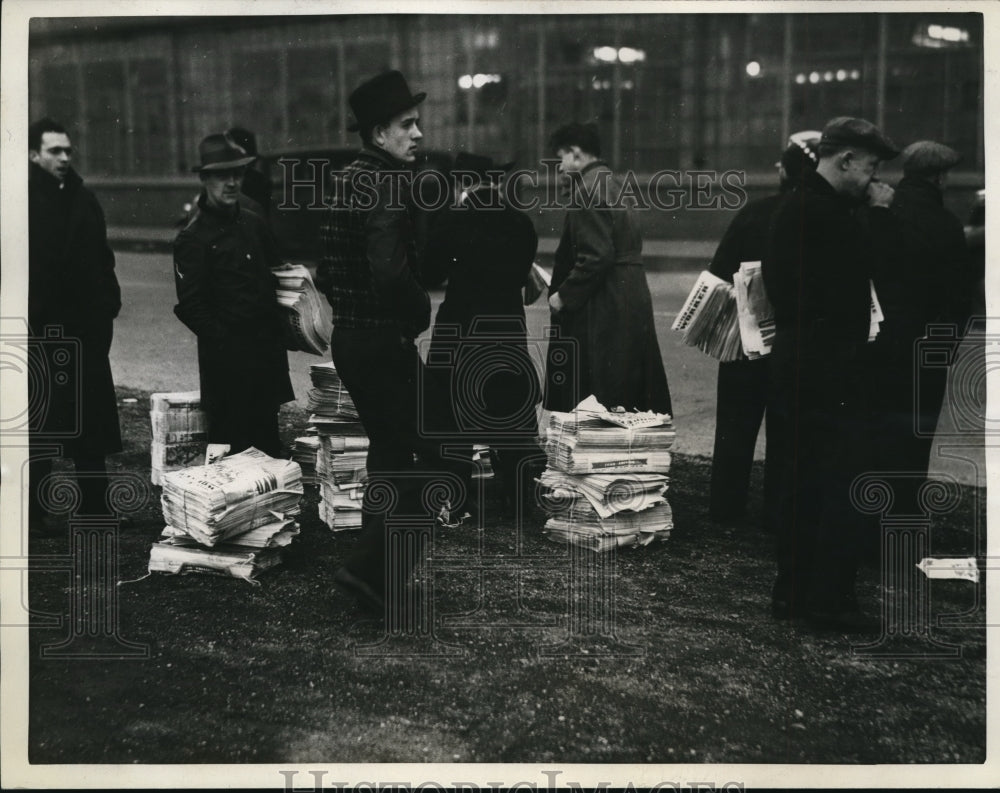 1937 Press Photo UAW men trying to get workers attention at Ford plant, Detroit
