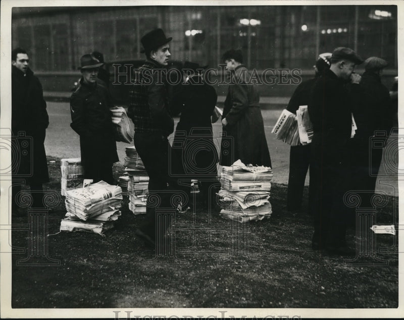 Load image into Gallery viewer, 1937 Press Photo UAW men trying to get workers attention at Ford plant, Detroit
