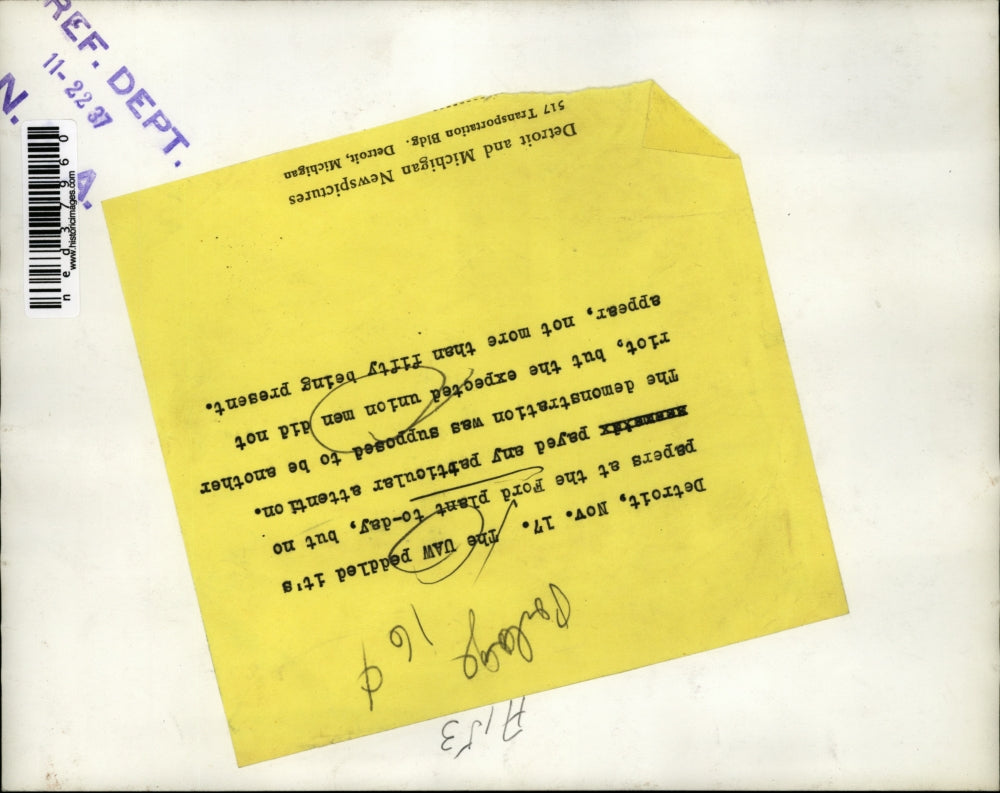 1937 Press Photo UAW men trying to get workers attention at Ford plant, Detroit