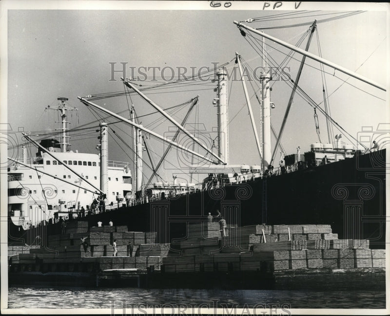 Load image into Gallery viewer, 1964 Press Photo Sawn lumber is loaded aboard a freighter in Vancouver,
