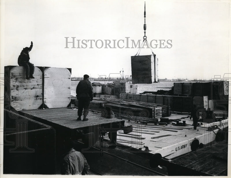 Load image into Gallery viewer, 1967 Press Photo The 17th port regiment transport corps unloads 5,000
