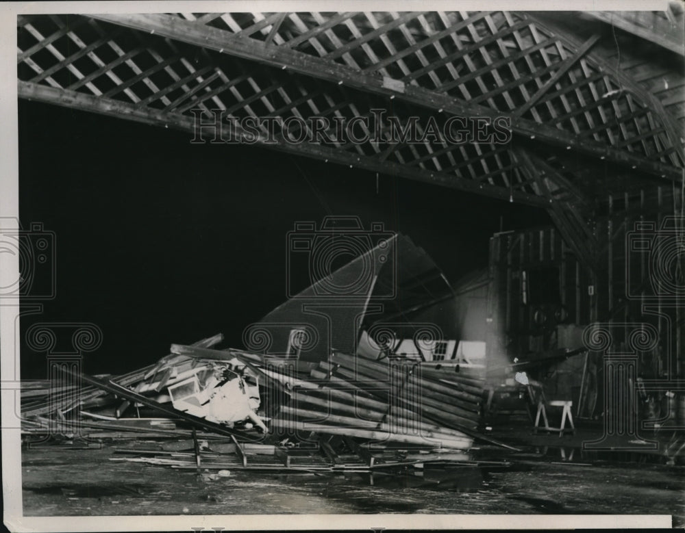 1937 Press Photo photo shows wrecked hangar at Ashburn Airport after a violent