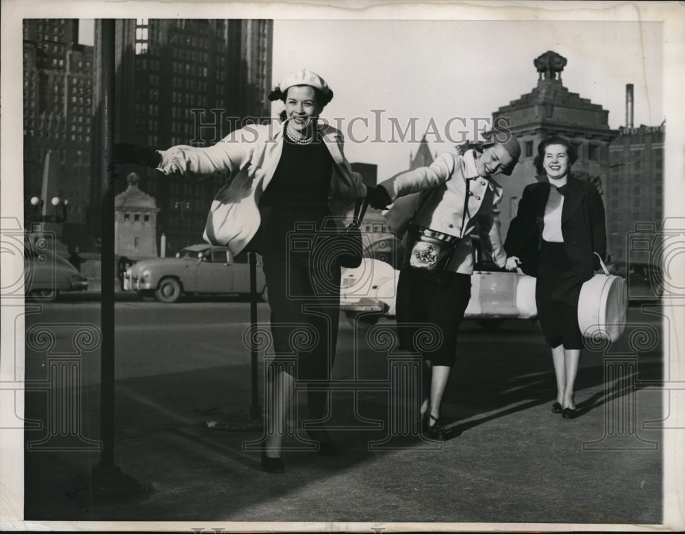 1948 Press Photo Chicago Lee Mathison, Pat Varner and Fran Hill link hands and - Historic Images