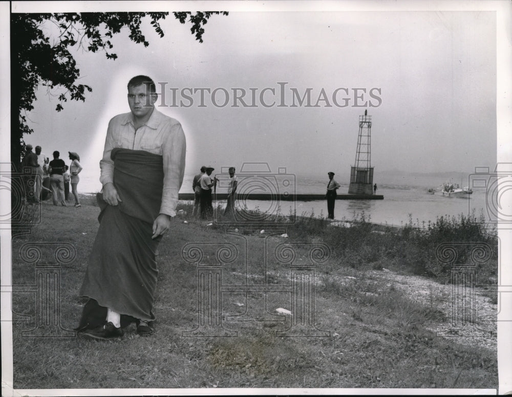 1954 Press Photo Chicago Chester Michalik walks from disaster scene after he