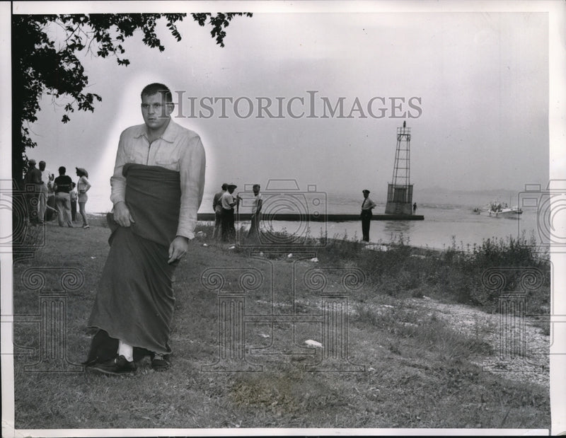 Load image into Gallery viewer, 1954 Press Photo Chicago Chester Michalik walks from disaster scene after he
