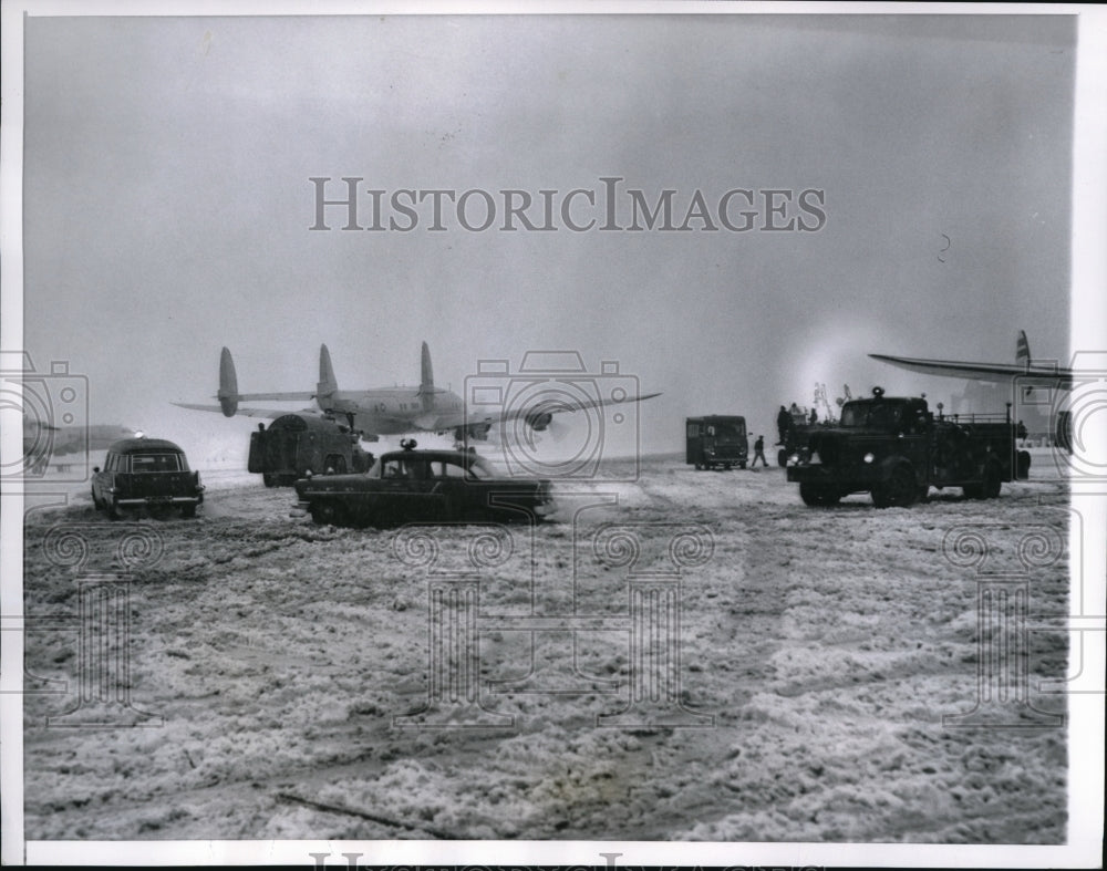 1958 Press Photo Chicago President and Mrs Eisenhower left here to return to