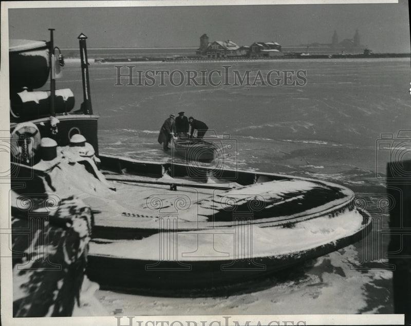 Load image into Gallery viewer, 1933 Press Photo Lake Michigan between the breakwaters and the Chicago shore has
