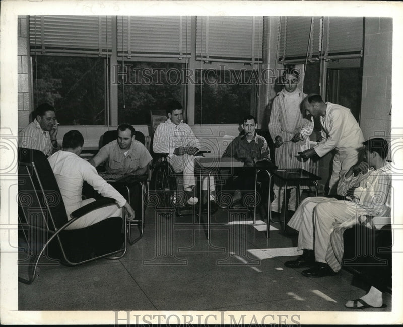 Load image into Gallery viewer, 1942 Press Photo Solarium of Fracture Ward. Injured Soldiers in Bethesda MD
