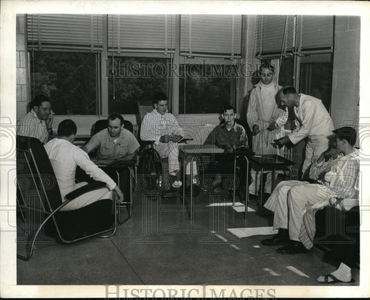 1942 Press Photo Solarium of Fracture Ward. Injured Soldiers in Bethesda MD