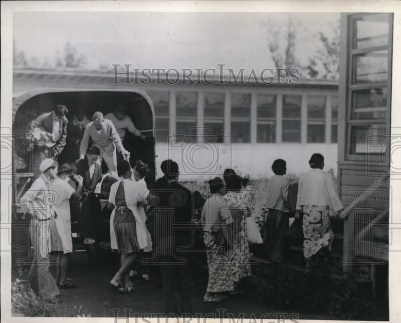 Load image into Gallery viewer, 1947 Press Photo Naval Hospital Haven to Storm Victims
