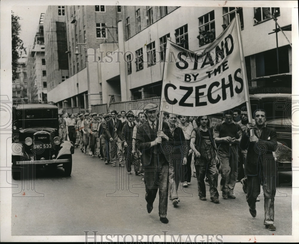 1938 Press Photo British Workmen Demonstrate For Czechoslovakians - ned38063