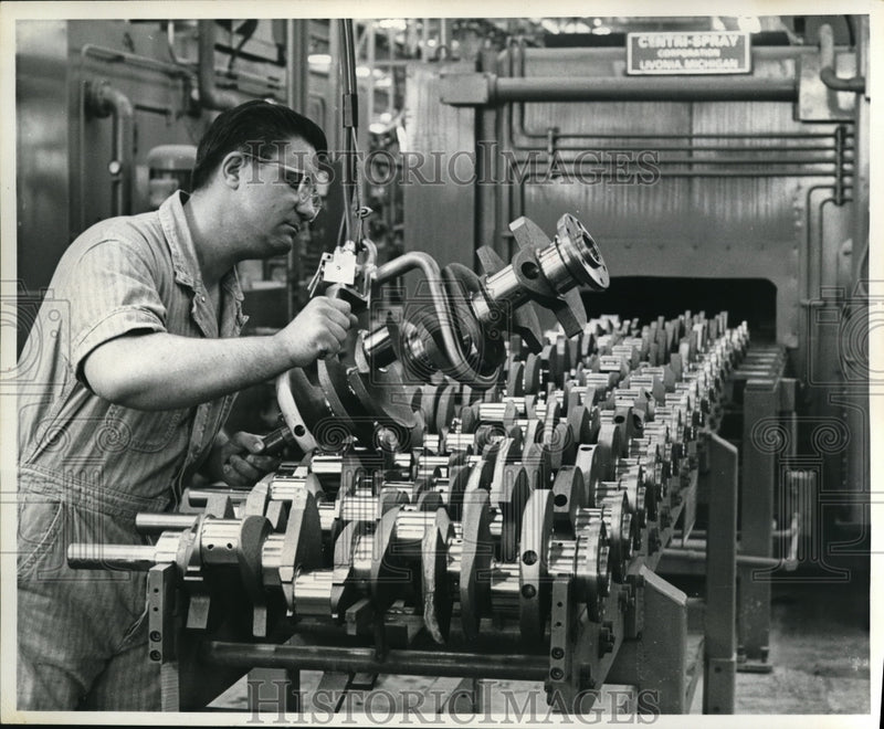 Load image into Gallery viewer, 1967 Press Photo Thomas H. Oswald Removes V-8 Crankshaft

