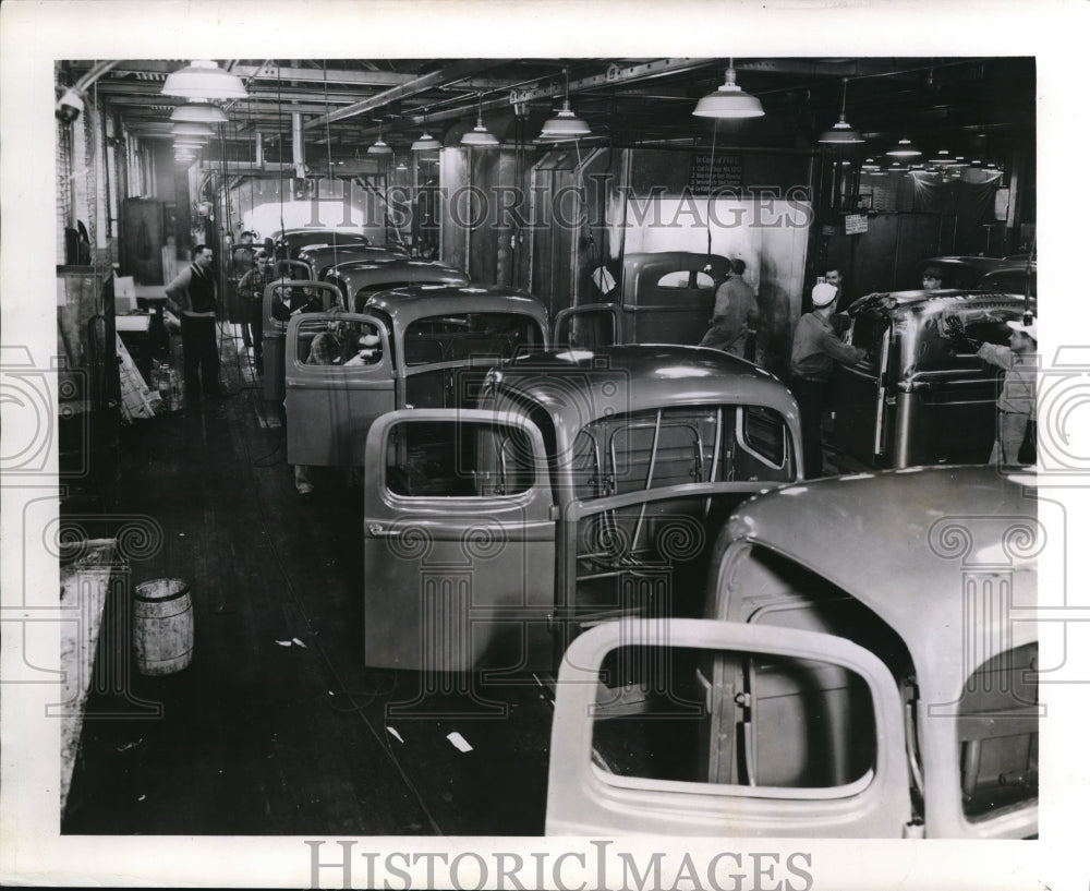 1949 Press Photo Cars On An Infra-Red Drying Assembly Line