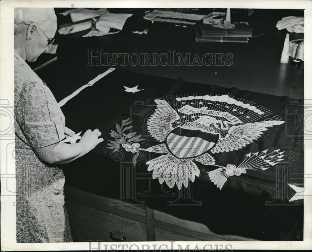 1942 Press Photo Woman Worker At A Factory At An East Coast Port