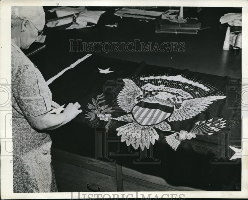 Load image into Gallery viewer, 1942 Press Photo Woman Worker At A Factory At An East Coast Port
