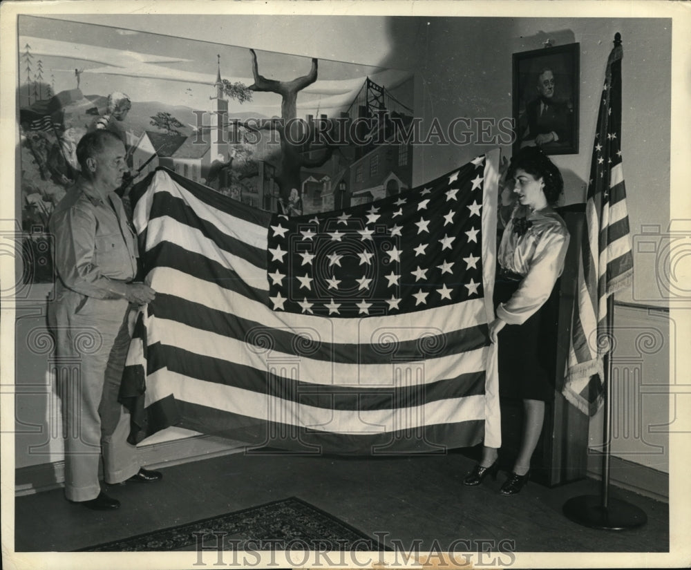 1943 Press Photo Mme. Gisele Brun Presents Hand-Made Flag To Maj. Gen Lincoln