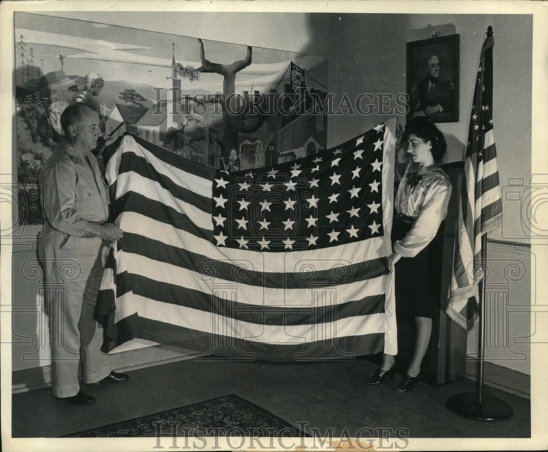 Load image into Gallery viewer, 1943 Press Photo Mme. Gisele Brun Presents Hand-Made Flag To Maj. Gen Lincoln
